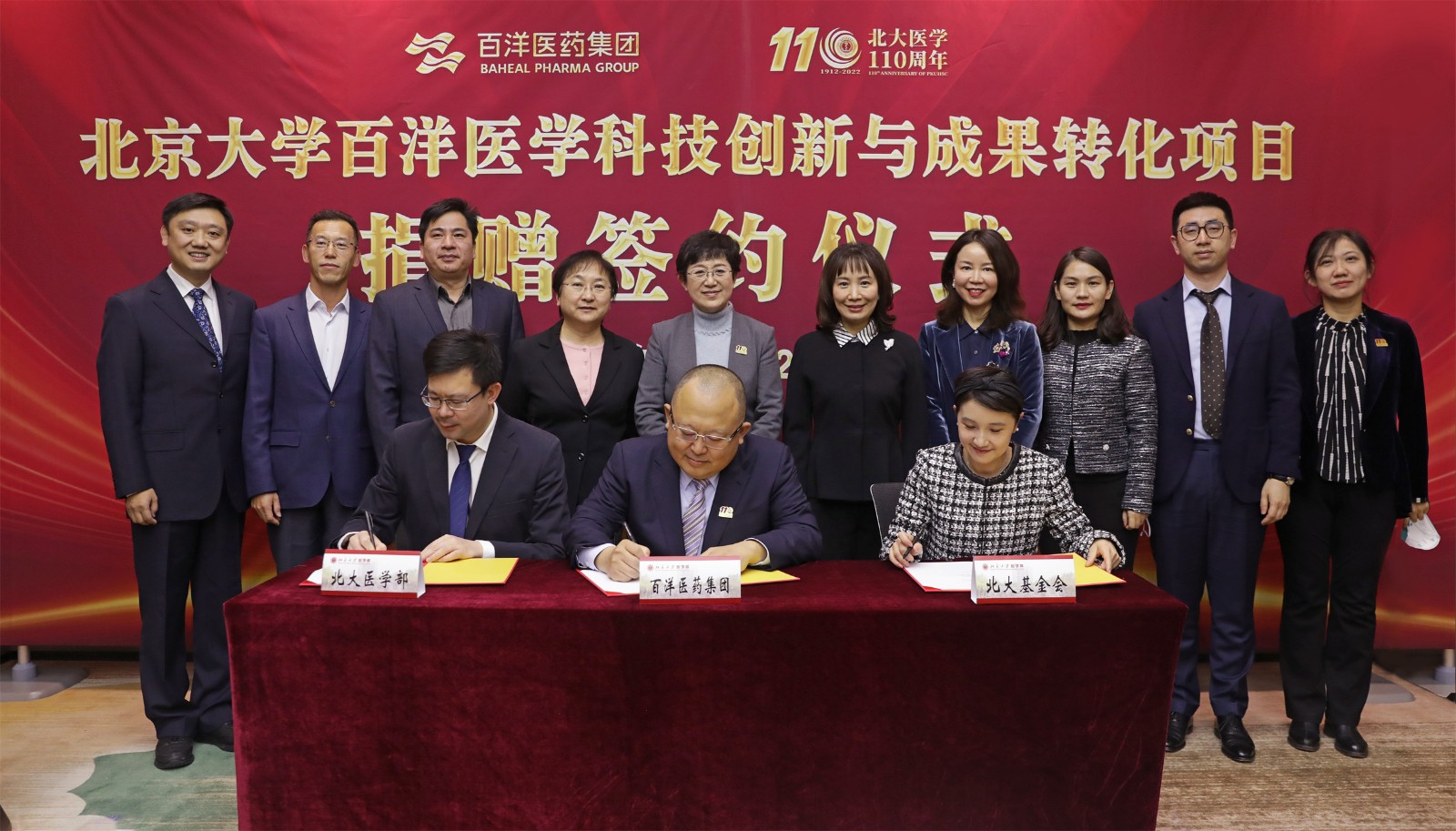 簽署捐贈協議。.jpg